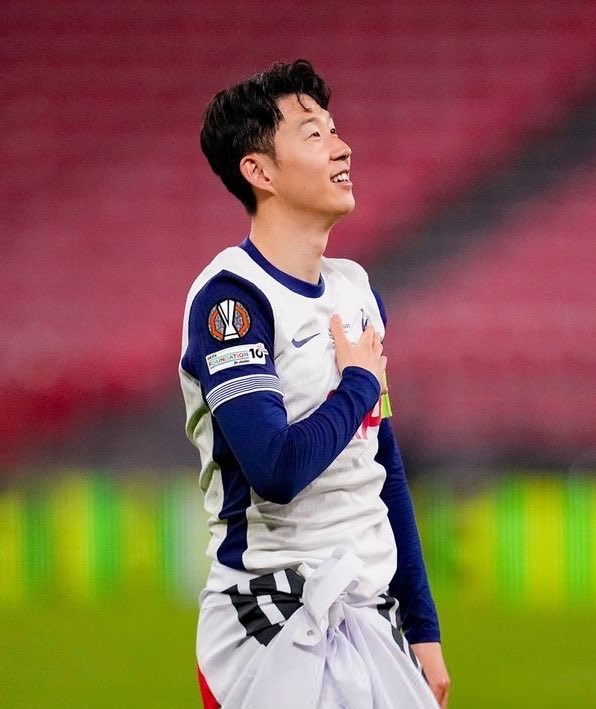 hotspurreports's tweet photo. Son Heung-Min: 

“Spurs will always be in heart, always in my family… I love you all… Come On You Spurs! 🤍”

Wishing him a very Happy Birthday today. 🥳🇰🇷 https://t.co/86eg2xaMgD