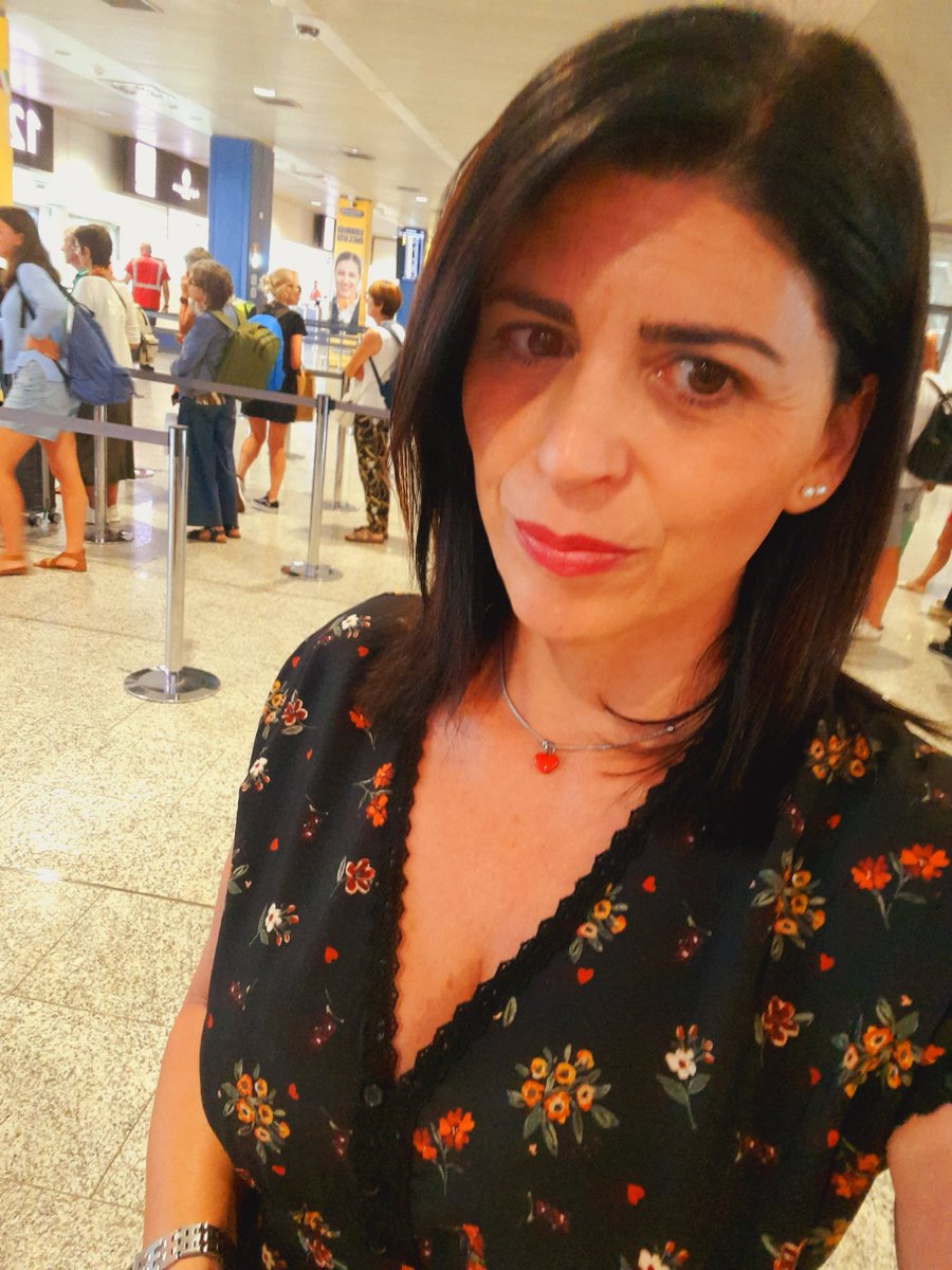 _Vane_Sardegna's tweet photo. Vado e torno... forse!
P.s. non sono triste, ma in aeroporto devo mantenere un contegno! Però vi assicuro che dentro sto ballando la Tarantella, giuro 😂
Bye bye♥️ https://t.co/06U5v7660M