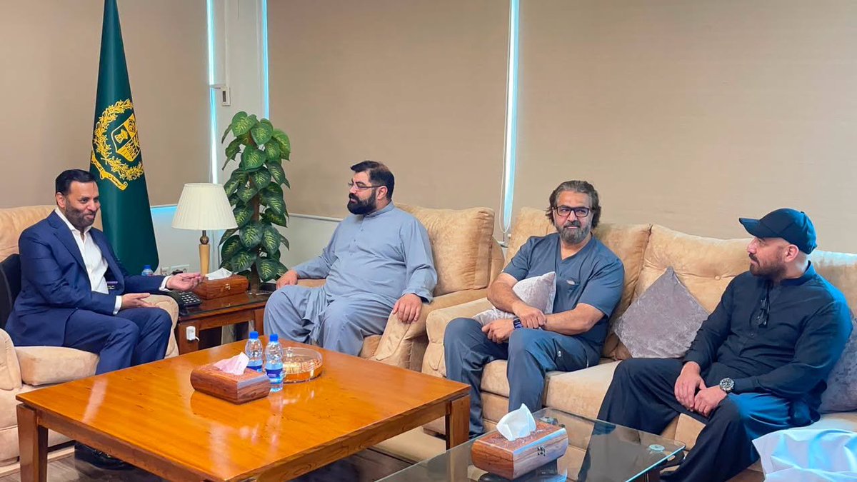 ANPMarkaz's tweet photo. اسلام آباد: عوامی نیشنل پارٹی کے مرکزی صدر سینیٹر ایمل ولی خان کی وفاقی وزیر صحت اور متحدہ قومی موومنٹ پاکستان کے رہنما سید مصطفی کمال سے ملاقات۔ ملاقات میں ملک میں صحت کی سہولیات، عوام کی ان سہولیات  تک رسائی میں حائل مشکلات سمیت مختلف اہم امور پر تفصیلی گفتگو ہوئی۔
#ANP | #AimalWaliKhan