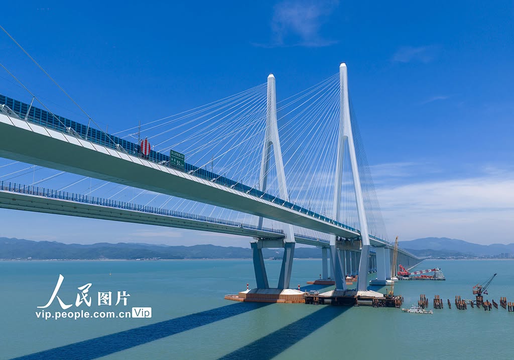PDChinaBusiness's tweet photo. Construction is in full swing on the Xiangshan Port Sea-Crossing Bridge in Ningbo, east China's Zhejiang Province. Stretching 8.26 kilometers, this key project of the Ningxiang Regional (Suburban) Railway will significantly improve regional connectivity upon official opening. https://t.co/yD0wDG20Qi