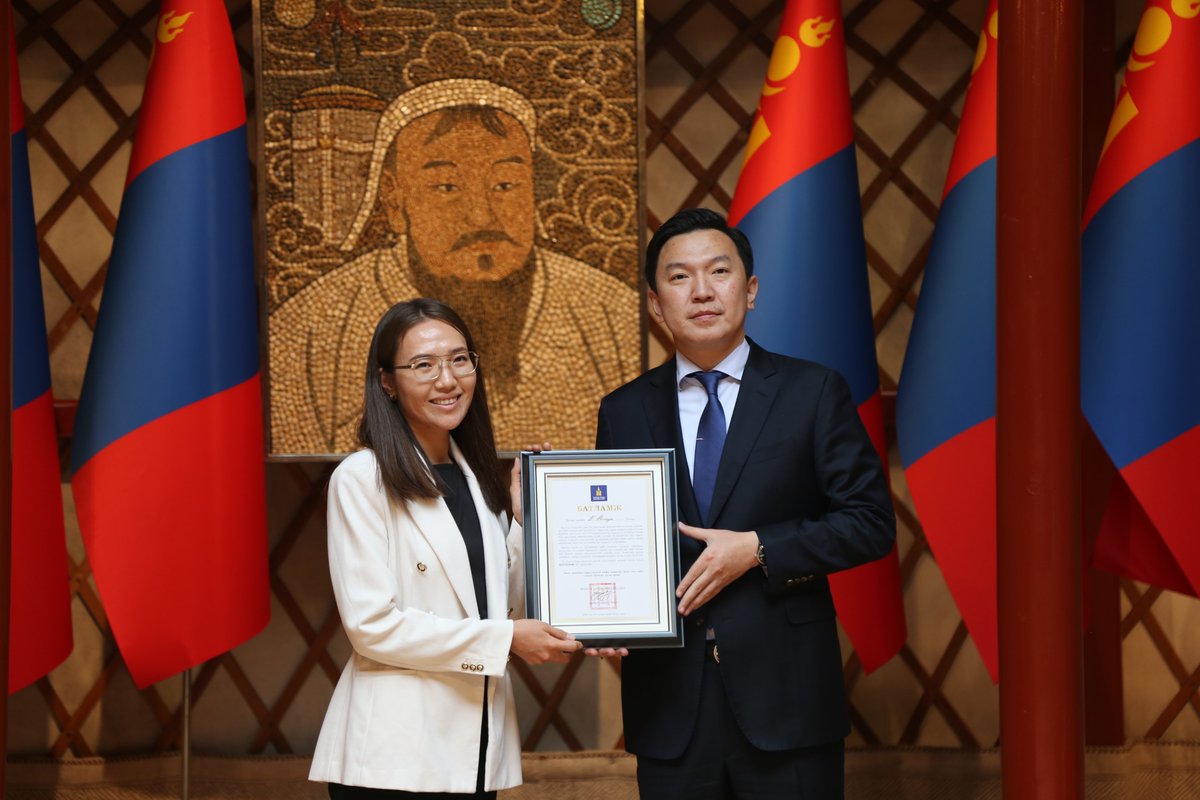 UNDPMongolia's tweet photo. Mongolia’s first-ever Law on Climate Change marks a major step forward for #ClimateAction.
Prime Minister Uchral Nyam-Osor presented Certificate of Appreciation to the UNDP team behind the @theGCF-funded #CarbonMarkets project in recognition of its contribution to this milestone. https://t.co/nz4nBgeKT0