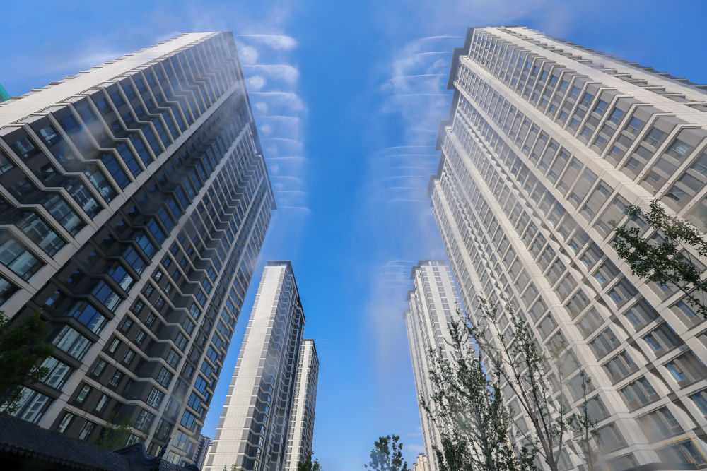 PDChinese's tweet photo. 【山西運城：住宅小區開啟樓頂噴霧系統】盛夏時節，山西省運城市一小區開啟樓頂噴霧系統，讓居民清涼度夏。 https://t.co/OXni0JpvjT