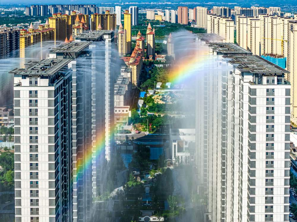 PDChinese's tweet photo. 【山西運城：住宅小區開啟樓頂噴霧系統】盛夏時節，山西省運城市一小區開啟樓頂噴霧系統，讓居民清涼度夏。 https://t.co/OXni0JpvjT