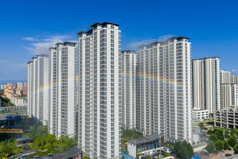 PDChinese's tweet photo. 【山西運城：住宅小區開啟樓頂噴霧系統】盛夏時節，山西省運城市一小區開啟樓頂噴霧系統，讓居民清涼度夏。 https://t.co/OXni0JpvjT
