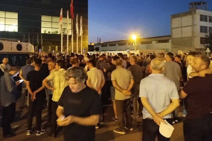 birlesikiscihar's tweet photo. Bursa'da Korteks grevi devam ederken, TEKSİF yöneticileri patronun %13.5'lik teklifine imza attı.
İşçiler, sözleşmeye imza atılmasını protesto etti.

#ZorluHolding
#Korteks
#SarıSendika https://t.co/5garYn7bh7