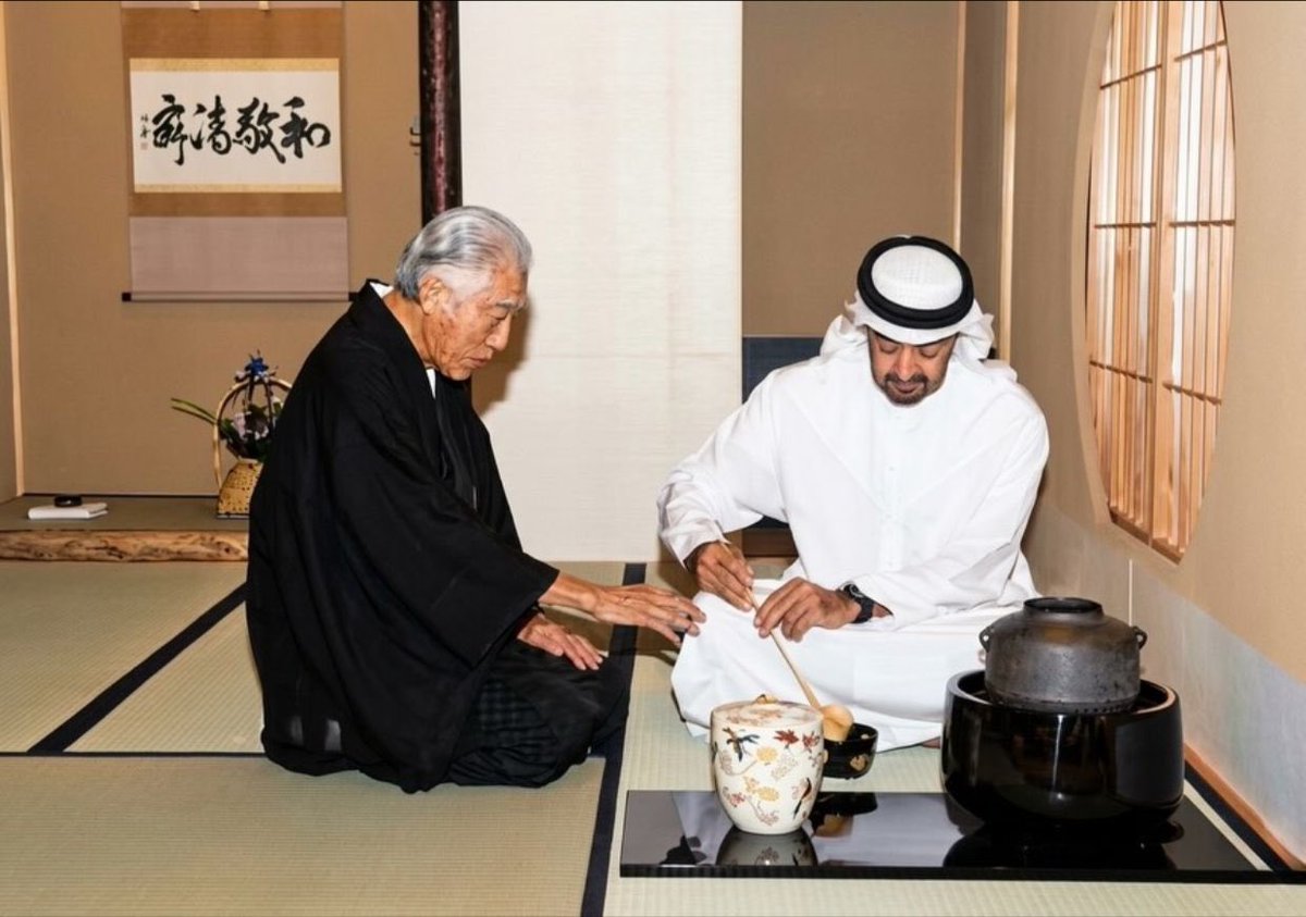 ae_wasl's tweet photo. صاحب سمو الشيخ محمد بن زايد آل نهيان يحضر الماتشا بنفسه 🍵✨
سنة 2009، في قصر الإمارات

His Highness Sheikh Mohamed bin Zayed Al Nahyan is making his own matcha 🍵✨
In 2009, at Emirates Palace https://t.co/LNwete1RiO