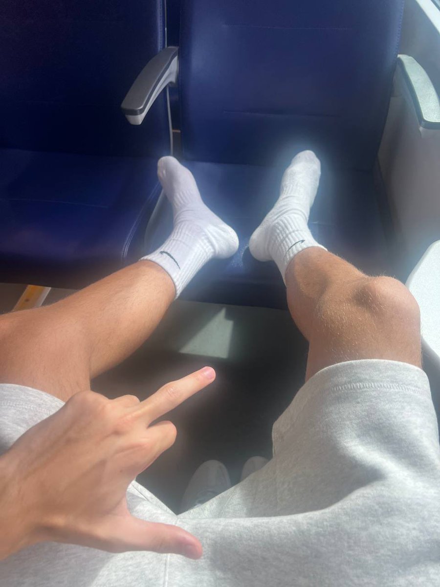 matteomasterr's tweet photo. 🇮🇹vieni a farmi da poggiapiedi schiavo!🦶😂
🇬🇧come be my footrest, slave! 🦶😂 https://t.co/8gSpl21tcG