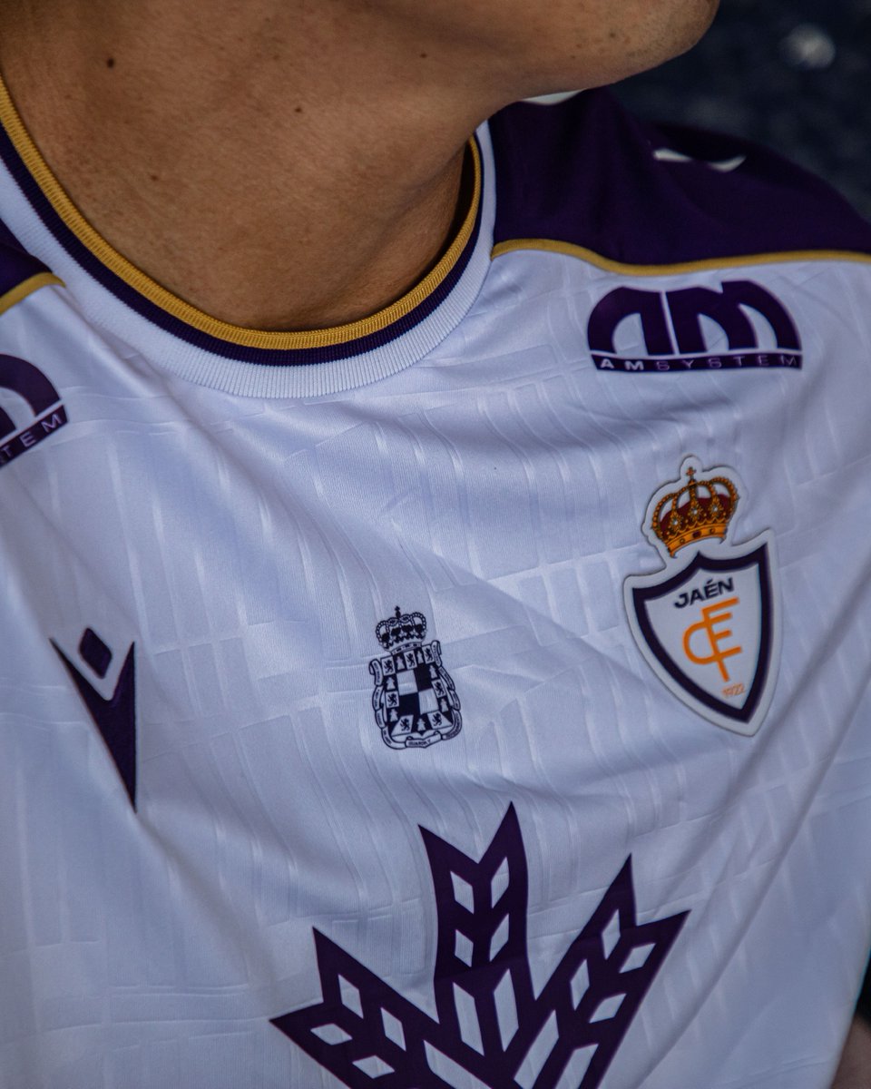 RealJaenCF's tweet photo. Esta es la piel que lo cambia todo. Nuestra primera equipación 26/27 👕

La inspiración es el Estadio Caja Rural La Victoria, que celebra su efeméride del 25 aniversario del mismo 💜

25 años de tardes inolvidables, de goles, de gente y de sentimiento, ahora sobre el pecho de nuestros jugadores 🏟️

Desliza para verla al detalle y descúbrela desde todos los ángulos 👉

Prepárate para lucirla 🔥

Disponible a partir del 10 de julio
PVP: 69€
Dto. socios: 5%

#RJ2627 #TuVozSuma