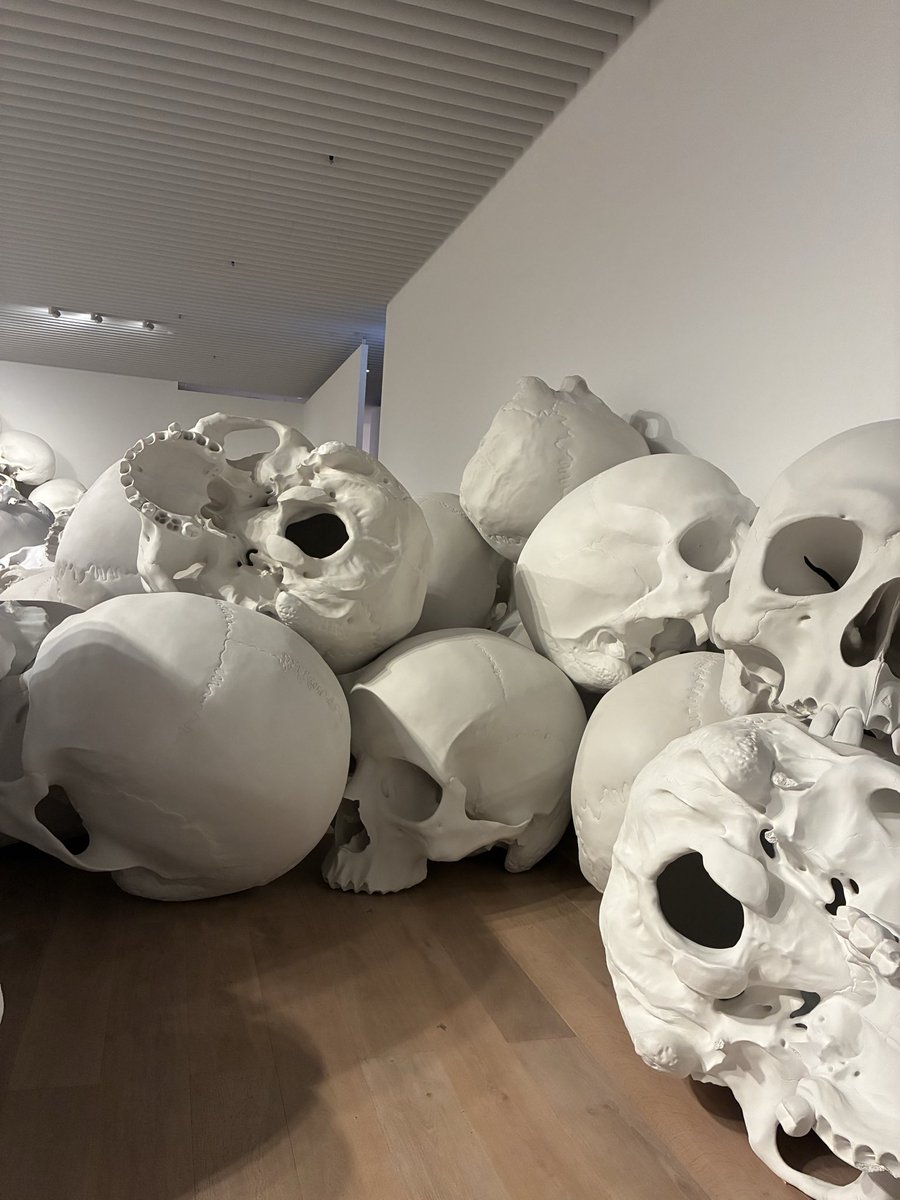 ロン・ミュエク展へ。まず驚いたのは肘のシワや毛穴、すね毛、皮膚の