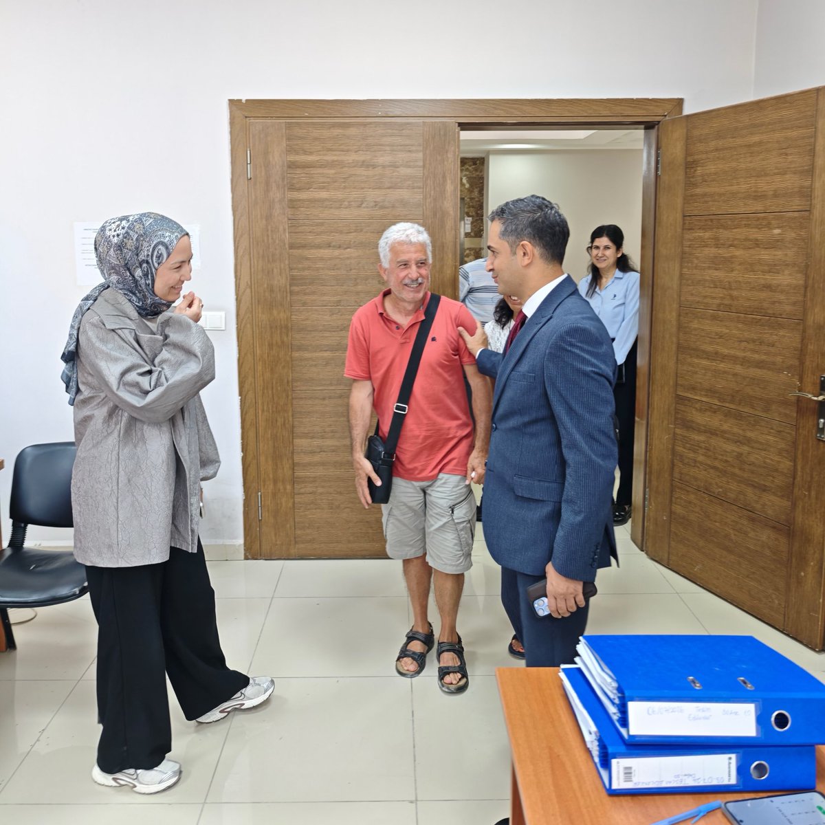 TCDefneKaymakam's tweet photo. 📍Defne GEDAŞ Anahtar Teslim Ofisi

Kaymakamımız sayın Oğuz Cem MURAT, ilçemizde yapımı tamamlanan TOKİ konutlarının hak sahiplerine teslim sürecinin sağlıklı ve koordineli şekilde yürütülmesi amacıyla hizmet veren GEDAŞ Anahtar Teslim Ofisini ziyaret etti. https://t.co/SRdT8gywtn