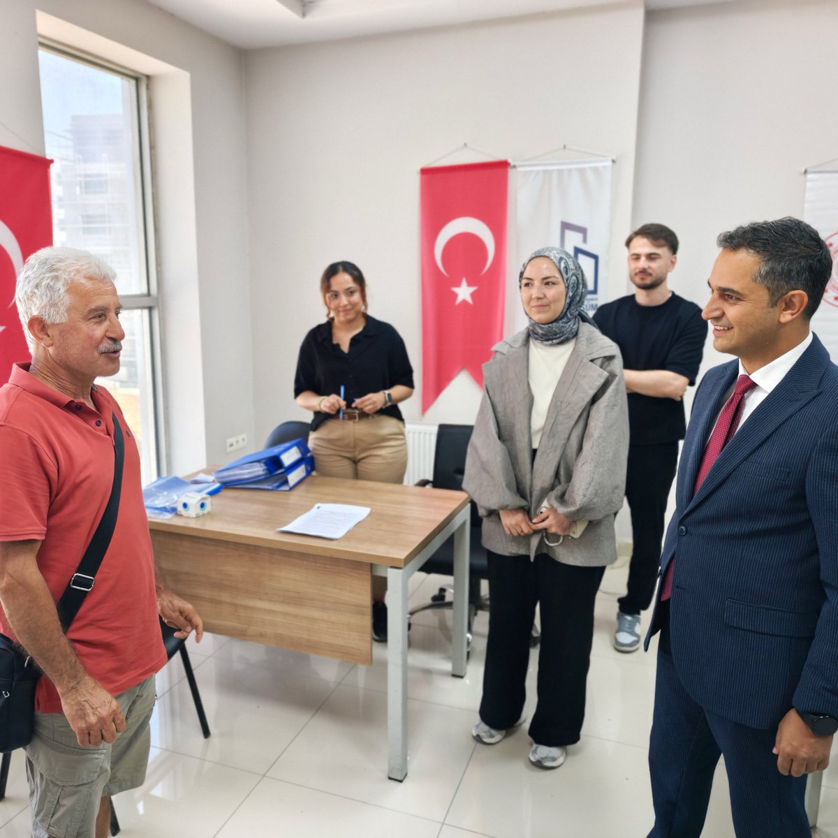 TCDefneKaymakam's tweet photo. 📍Defne GEDAŞ Anahtar Teslim Ofisi

Kaymakamımız sayın Oğuz Cem MURAT, ilçemizde yapımı tamamlanan TOKİ konutlarının hak sahiplerine teslim sürecinin sağlıklı ve koordineli şekilde yürütülmesi amacıyla hizmet veren GEDAŞ Anahtar Teslim Ofisini ziyaret etti. https://t.co/SRdT8gywtn