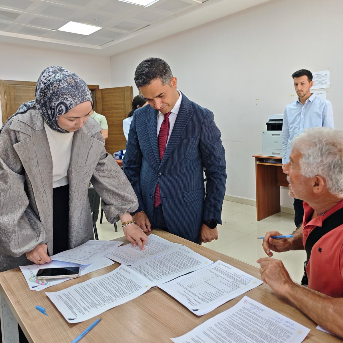 TCDefneKaymakam's tweet photo. 📍Defne GEDAŞ Anahtar Teslim Ofisi

Kaymakamımız sayın Oğuz Cem MURAT, ilçemizde yapımı tamamlanan TOKİ konutlarının hak sahiplerine teslim sürecinin sağlıklı ve koordineli şekilde yürütülmesi amacıyla hizmet veren GEDAŞ Anahtar Teslim Ofisini ziyaret etti. https://t.co/SRdT8gywtn