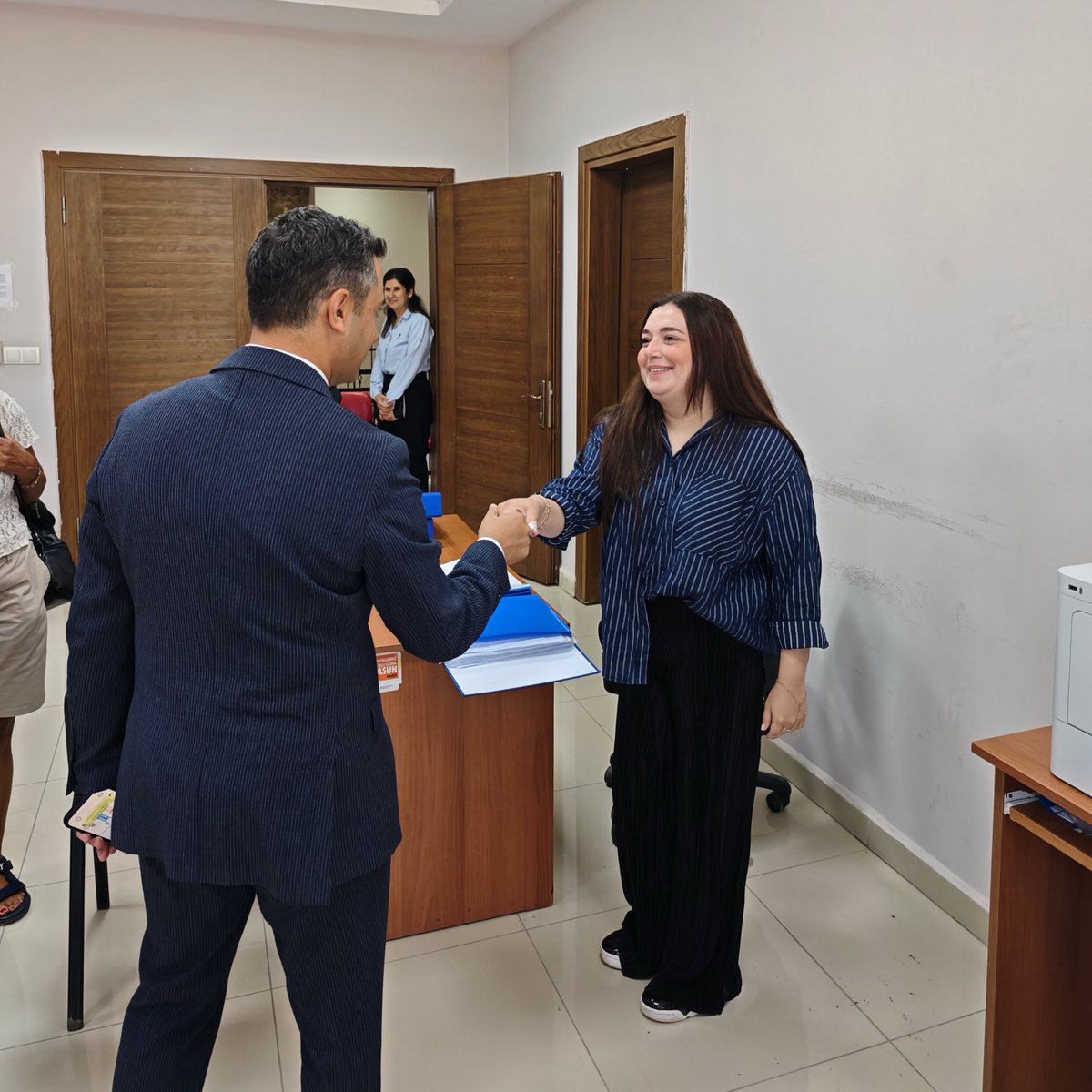 TCDefneKaymakam's tweet photo. Ziyaret kapsamında yürütülen çalışmalar hakkında yetkililerden bilgi aldı. Hak sahibi vatandaşlarımıza yeni yuvalarının hayırlı olmasını diliyor, teslim sürecinde görev alan tüm personele çalışmalarında kolaylıklar temenni ediyoruz. https://t.co/pxF8Duiu0t