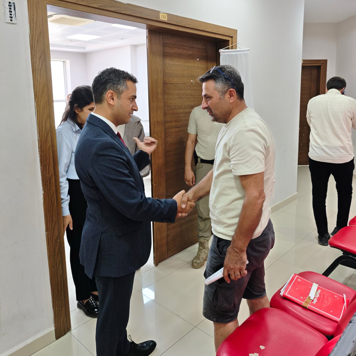 TCDefneKaymakam's tweet photo. Ziyaret kapsamında yürütülen çalışmalar hakkında yetkililerden bilgi aldı. Hak sahibi vatandaşlarımıza yeni yuvalarının hayırlı olmasını diliyor, teslim sürecinde görev alan tüm personele çalışmalarında kolaylıklar temenni ediyoruz. https://t.co/pxF8Duiu0t