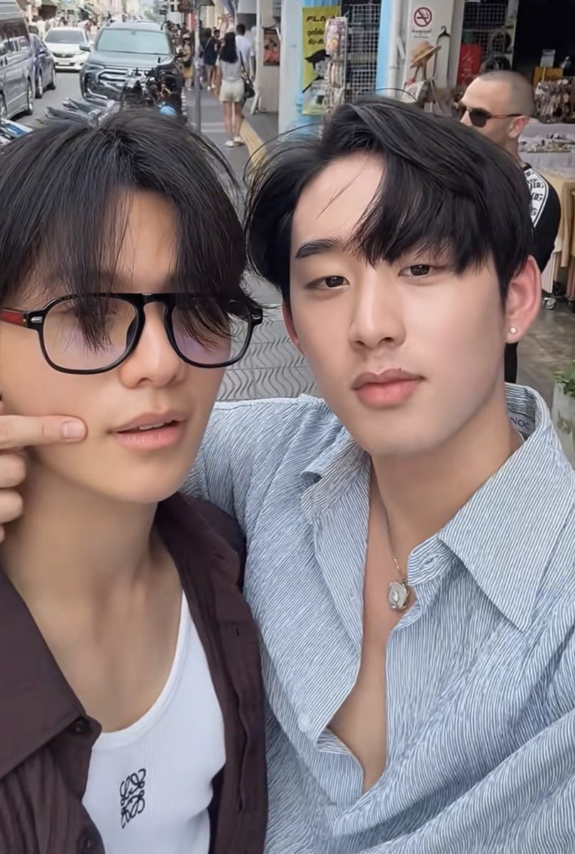 orzsendhelp's tweet photo. ท่าคุ้น ๆ น้ะ 🤏🏻

#williamest 
#PeachAndMeSeries https://t.co/QBkonrGUBk