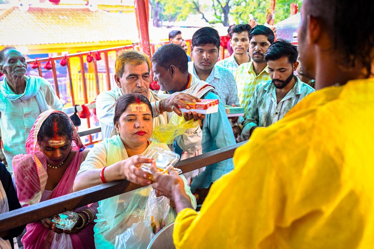 bageshwardham's tweet photo. 08-07-2026 की प्रातःकालीन आरती में बागेश्वर धाम पीठ भक्ति, श्रद्धा और दिव्य आध्यात्मिक ऊर्जा से आलोकित हो उठा। श्री बालाजी सरकार के चरणों में हजारों श्रद्धालुओं ने भावपूर्ण आराधना कर पुण्य लाभ प्राप्त किया। प्रभु कृपा, मंत्रोच्चार और भक्तिमय वातावरण से सजी इस दिव्य आरती की पावन झलकियाँ सभी भक्तों के लिए अविस्मरणीय हैं। जय श्रीराम! 🚩