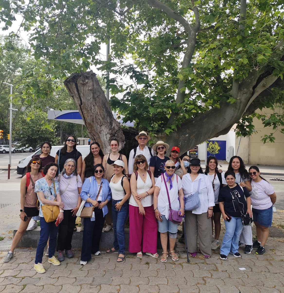 CNLBarcelona's tweet photo. 👣✨ L'alumnat de Sant Martí ha participat en una foto-caminada pel Besòs i el Maresme per descobrir la història del barri mentre practicava català.

📷 Les imatges formaran part d'una exposició al Casal de Barri del Besòs, que recollirà la mirada dels alumnes sobre el barri. https://t.co/Z6BfrSwFTV