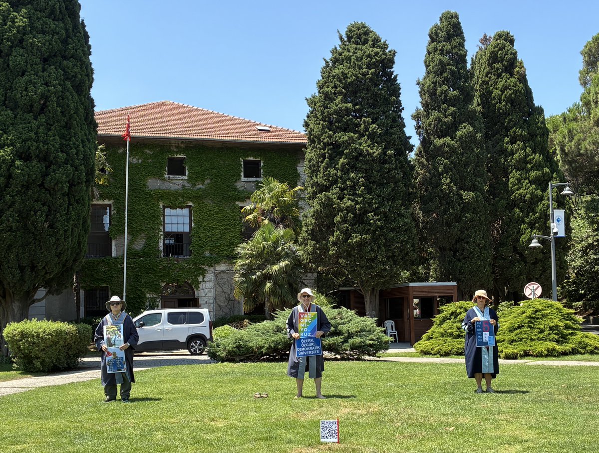 yunusunbabasi's tweet photo. 7 Temmuz 2026 Boğaziçi Üniversitesi Akademisyenleri Nöbeti no. 1346. Direnişin 6. yılı/2011. günü @UniBogazici #KabulEtmiyoruzVazgeçmiyoruz
July 7, 2026 Bogazici University Faculty Vigil #1346/6th year/2011th day of the resistance @unibogazici_en #WeDoNotAcceptWeDoNotGiveUp https://t.co/2q5hmSYh9f