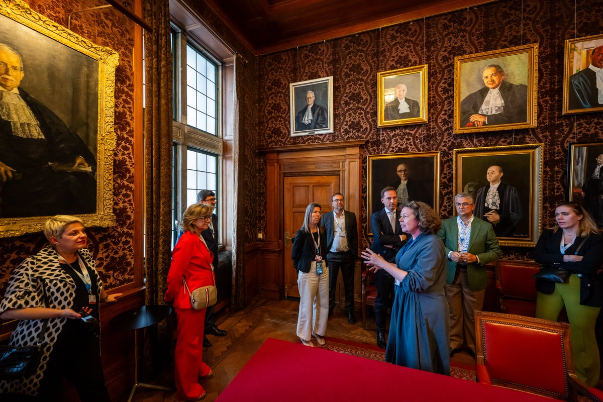 CIJ_ICJ's tweet photo. NOUVELLE : un groupe de parlementaires des États participants de l’@OSCE assistant à l’assemblée parlementaire annuelle de l’OSCE à La Haye a visité la #CIJ hier. Les parlementaires ont bénéficié d’une visite guidée de certaines salles utilisées par la Cour au Palais de la Paix. https://t.co/ACbEP1FQ0U