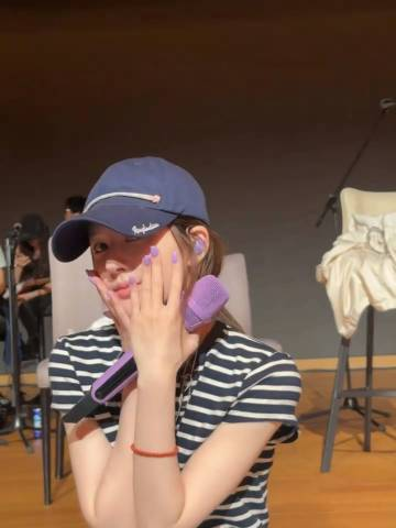 lusiwonii179's tweet photo. Lusi really knows how to spoil her international fans. 🥹💜
She released an English song just for us, then casually showed up in the practice room with purple nails and a custom purple mic featuring "CanLily-R"—with CanLily representing her international fandom and "R" for her eng name Rosy with two little wings, even the in-ear monitors are purple 🥹. she showed such a romantic surprise to her canlily before the concert even starts, also the concert may be in Macau, but somehow she still found a way to make international fans feel included. The little details always make it so much more special, i'm bawling....😭
#ZhaoLusi #赵露思 #RosyZhao
#ZhaoLusixTouchMeInTheDark