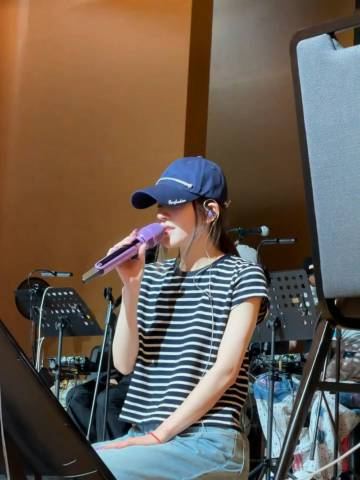 lusiwonii179's tweet photo. Lusi really knows how to spoil her international fans. 🥹💜
She released an English song just for us, then casually showed up in the practice room with purple nails and a custom purple mic featuring "CanLily-R"—with CanLily representing her international fandom and "R" for her eng name Rosy with two little wings, even the in-ear monitors are purple 🥹. she showed such a romantic surprise to her canlily before the concert even starts, also the concert may be in Macau, but somehow she still found a way to make international fans feel included. The little details always make it so much more special, i'm bawling....😭
#ZhaoLusi #赵露思 #RosyZhao
#ZhaoLusixTouchMeInTheDark