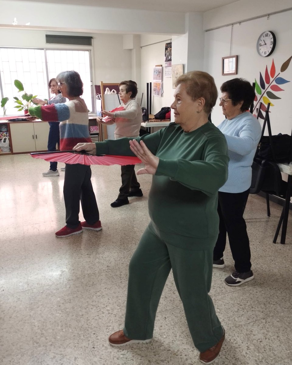 ategal's tweet photo. ⛱️ Ahora estamos de vacaciones, pero no hace tanto tiempo así estaban las Aulas de #Vigo en la clase de Taichí de los martes y jueves por la mañana. 🧘‍♀️

#deporte #envejecimientoactivoysaludable #aulassenior https://t.co/DubPRcakGE