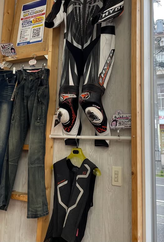 yspoita's tweet photo. 胸部プロテクターを着けていても、私は肋骨を6本折りました。だから「着ければ大丈夫」という話ではありません。

でも、着けていなかったらどうなっていたのかも分かりません。

バイクで転ぶ時は、
「3、2、1、GO！」ではありません。
思わぬところから力が加われば、受け身を取る間もなく胸を強打します。

胸には肺、心臓、太い血管があります。

ヘルメットで頭を守るように、
胸を守ることも、もっと当たり前になっていいと思います。

安全装備は無敵になるためではなく、
家に帰るためのもの。
またバイクに乗るためのものだと思います。

皆さんは胸部プロテクターやエアバッグ、使っていますか？