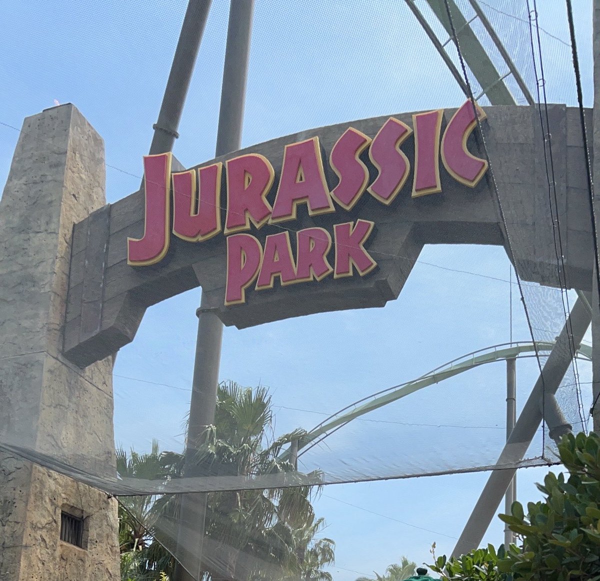 1st315's tweet photo. 最後は昨日まで休止だったジュラシック・パーク・ザ・ライド🦖暑い中70分くらい並びました🚶‍♀️びしょ濡れ💦水の量が増し増しになったらしい💦もう1回並びたいくらい楽しかったです😆
この子🦖は25年前からここに居ると思う。
ジュラシックのロゴはカッコイイね‼️ #USJ https://t.co/bLedgx3mLd