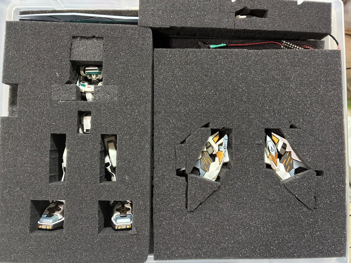 raiga707's tweet photo. 運搬用ケースできた。
市販のA4サイズ相当のプラ製のアタッシュケースがちょうどよかったので、そこにウレタン緩衝材押し込んでみた。
スタビライザーの下に台座入ってます https://t.co/eK0RwlyHgC