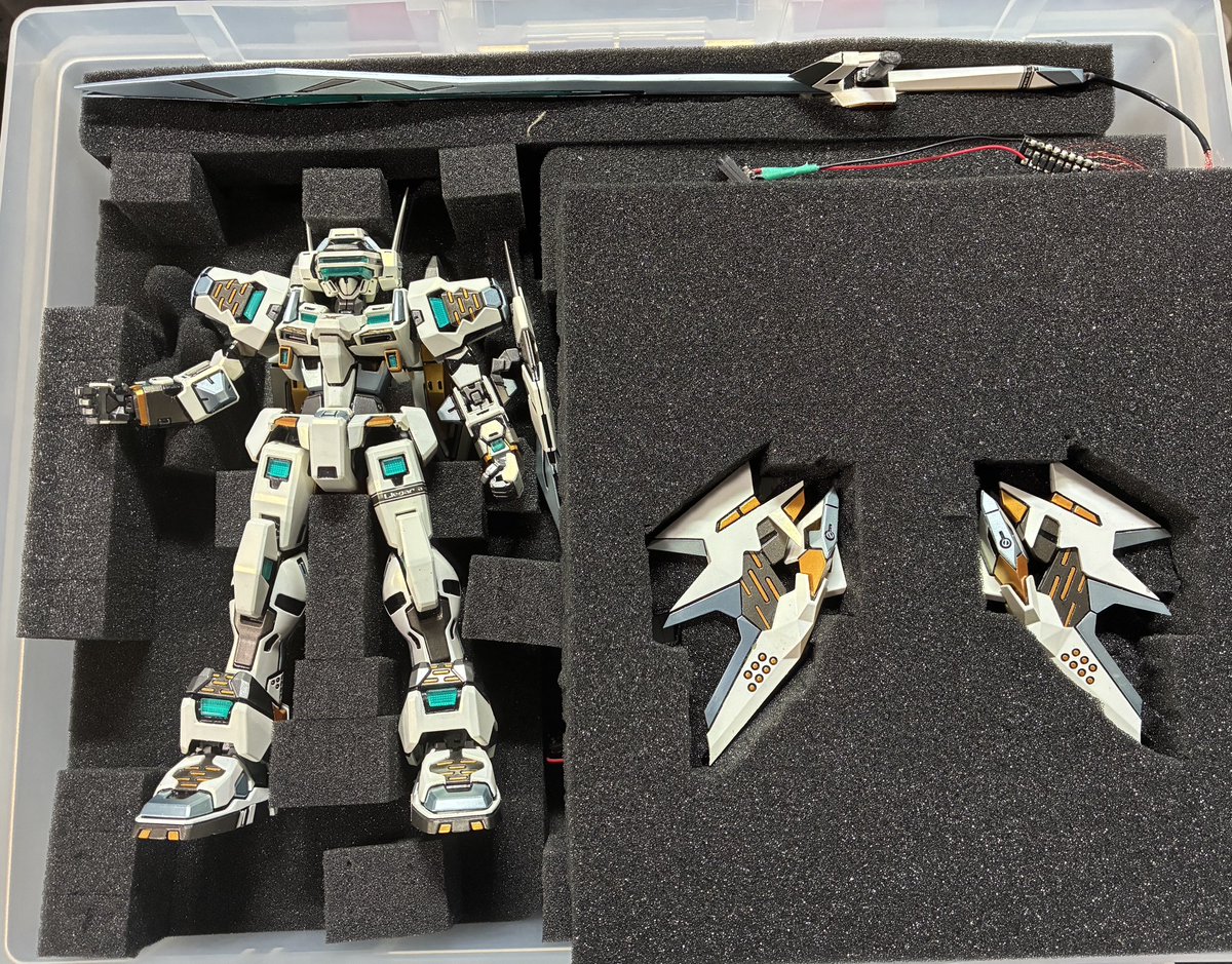 raiga707's tweet photo. 運搬用ケースできた。
市販のA4サイズ相当のプラ製のアタッシュケースがちょうどよかったので、そこにウレタン緩衝材押し込んでみた。
スタビライザーの下に台座入ってます https://t.co/eK0RwlyHgC