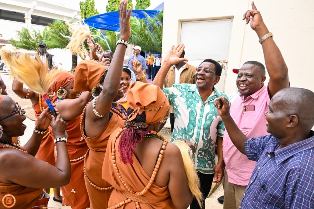orengo_james's tweet photo. THE COAST IS  WANTAM : SOLIDIFYING THE LINDA MWANANCHI MOVEMENT

We have officially touched down at the Coast, and the reception has been nothing short of phenomenal!

I am deeply honored by the warm, high powered welcome from a distinguished Kwale County delegation led by my brothers and national pillars: Sheikh Juma Ngao(Founder and President of the Kenya Muslim National Advisory Council), Hon. Hassan Mohamed Mwanyoha (Former MP for Matuga and the immediate Kwale ODM Chairperson), and Hon. Ashu Mohamed ( Mombasa County Women Aspirant).

Rejoining the fold to bolster our ranks were our formidable Mombasa leaders,Hon. Hisham Mwidau and Hon. Samba, signaling a united, unwavering front ahead of our week long Coastal Tour.

When we promised to return, we meant it. We are here to fulfill that pledge, touch base with the grassroots, and solidly anchor the Linda Mwananchi Movement across the coastal region. The energy on the ground is palpable, the resolve is unshakable, and the message is clear: the Coast is fully aligned with our progressive vision.

The march for economic liberation and true devolution continues.

Asanteni sana, wana Kwale na Mwambao!

@citizentvkenya @ntvkenya @KTNNewsKE