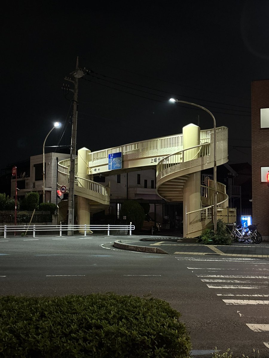 rojo_tamabi's tweet photo. 埼玉にあった歩道橋。
螺旋階段も街灯もシンメトリーなのが不気味な感じです。 https://t.co/vmXZ4BIhfo