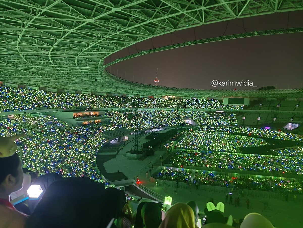 karimwidia_'s tweet photo. Siapa yang nonton SMTOWN Jakarta 2023?
Baru kepikiran sekarang... ternyata itu salah satu momen yang nggak bakal terulang.

💚NCT Dream masih bertujuh : Mark, Renjun, Jeno, Haechan, Jaemin, Chenle, Jisung.

💚WayV masih berenam. Kun, Ten, Xiaojun, Hendery, Yangyang, dan Winwin.

💚NCT 127 juga masih dengan Taeyong, Johnny, Yuta, Doyoung, Jaehyun, Jungwoo, Mark, Haechan.

Kukira ini baru permulaan. Kupikir setelah SMTOWN bakal ada NCT Nation Jakarta juga seperti Korea dan Jepang.

Ternyata tidak pernah terjadi.
Dan see inilah realita 2036 🤧

*Btw kiri depanku bawa eribong walaupun exo gak datang 😂