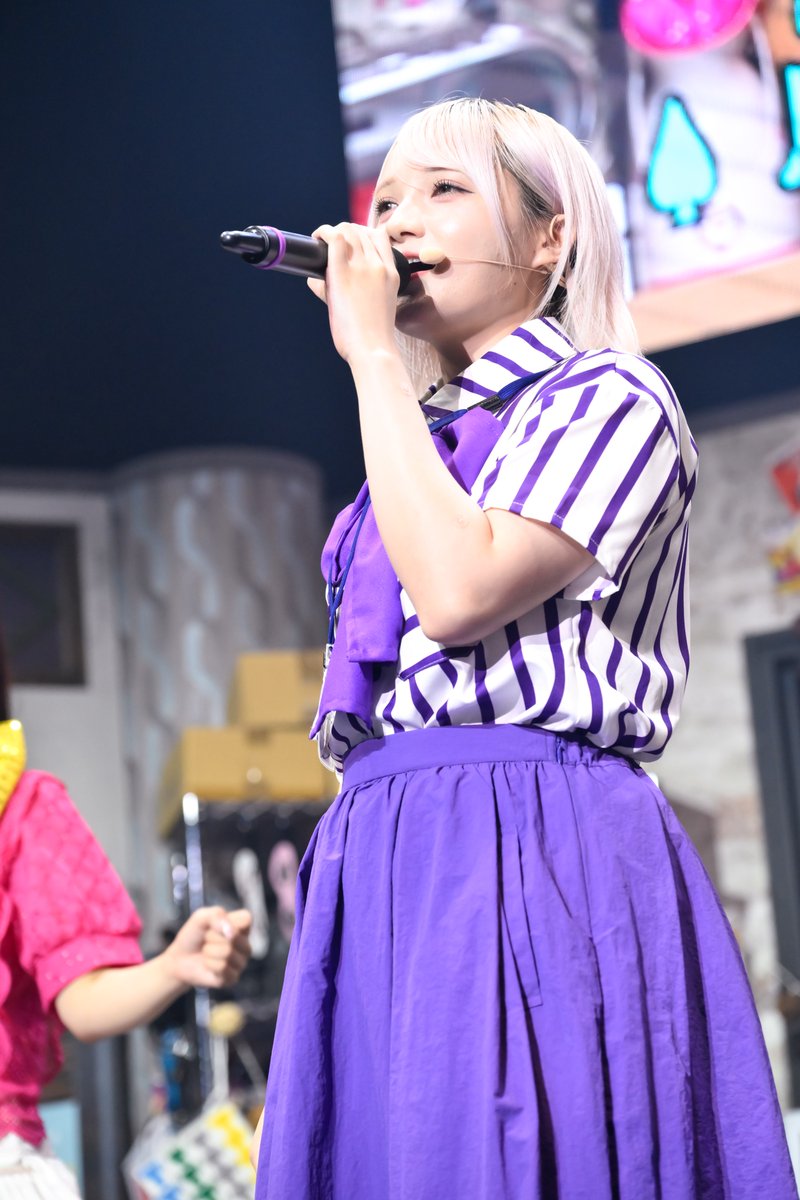 Harajukuterebi's tweet photo. 💜原てれカメラ💜
一段とキレのある拳と歌声でした🥹
局長もまんざらでもなかったね…🎤
みんなにもしーちゃんの名シーンをおすそ分け🪄 https://t.co/kK7MgZb14f