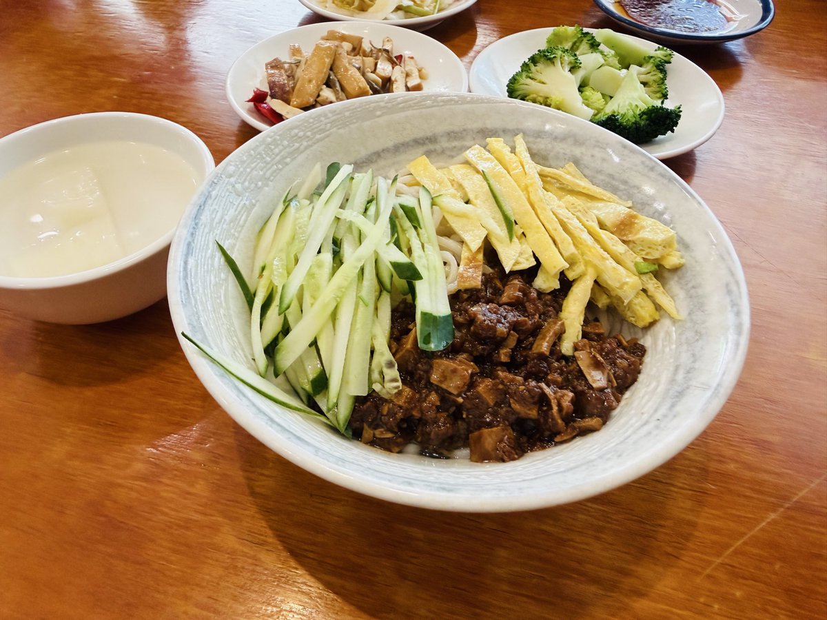 FreireWang's tweet photo. 「看樣子明天中午只能吃水煮蛋了」李柏鋒昨天說的，今天看看，結果還行。漫步到牛肉麵舖子，點一碗炸醬麵，內心平靜，快樂的一天。 https://t.co/1cMN2jEvaH