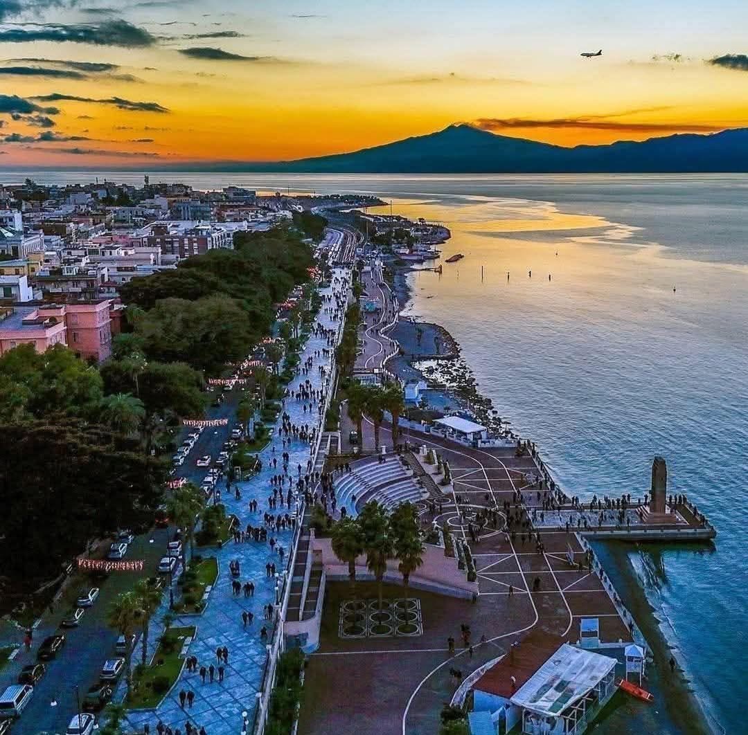 HellenisticJew's tweet photo. When you grow up here, the rest of the world is not very impressive.

#ReggioCalabria #Italia #MagnaGrecia #Mediterranean https://t.co/4EaZtwwPn8