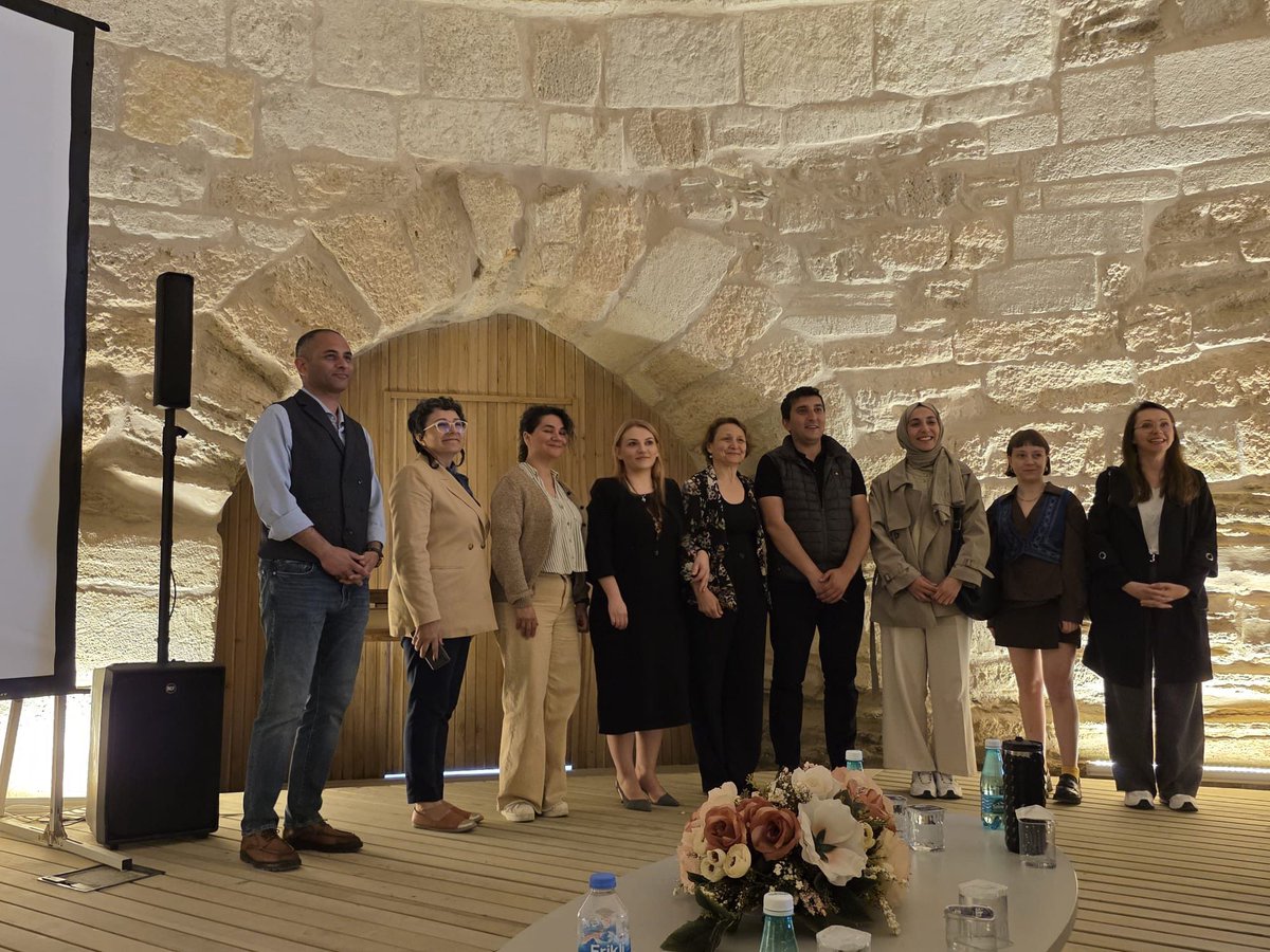 ainginar's tweet photo. Köklerin toprağı unutmadığını anlatan anlamlı bir sergide, göçmenlerin geldikleri topraklardan getirdikleri ağaç kökleriyle oluşturulan Kök Halının hikâyesine, 1935–1938 yıllarında Romanya'dan Türkiye'ye gerçekleşen göçlerin tarihî arka planını anlatan bir konuşmayla katkı sundum https://t.co/IjqH9L5vlT