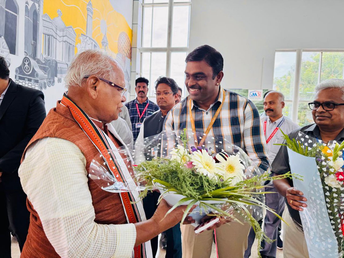 jitanrmanjhi's tweet photo. आज पुडुचेरी हवाई अड्डे पर आगमन पर MSME मंत्रालय के अधिकारियों, पुडुचेरी केंद्र शासित प्रदेश के प्रशासनिक अधिकारियों तथा हिंदुस्तानी आवाम मोर्चा (से०) के समर्पित कार्यकर्ताओं द्वारा आत्मीय स्वागत एवं सम्मान के लिए हृदय से आभार। @minmsme @PMOIndia https://t.co/lOUIY5QZM9