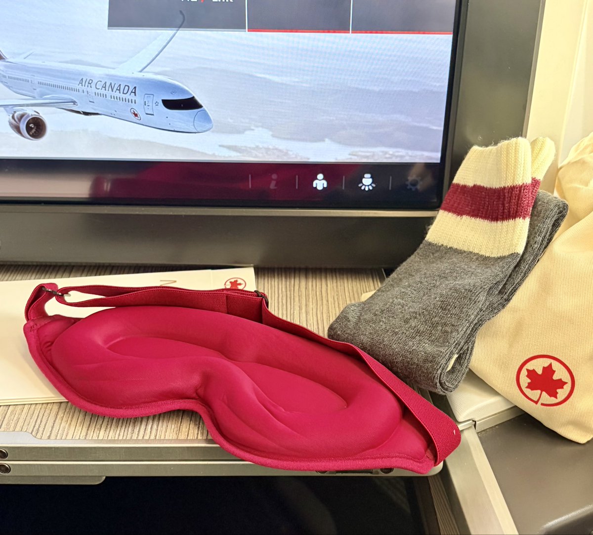 OntheRoadAJ's tweet photo. Quick 7 hour transatlantic ✈️. Menu looked decent & friendly crew. Slept well. Very efficient Heathrow arrival #paxex as well today.👍
And one of the nicest eye-masks I’ve seen in an amenity bag in a while.
Arrivals lounge ☕️ & 🚿 much needed before heading to city!
#AvGeek https://t.co/f8lq7zUCEP
