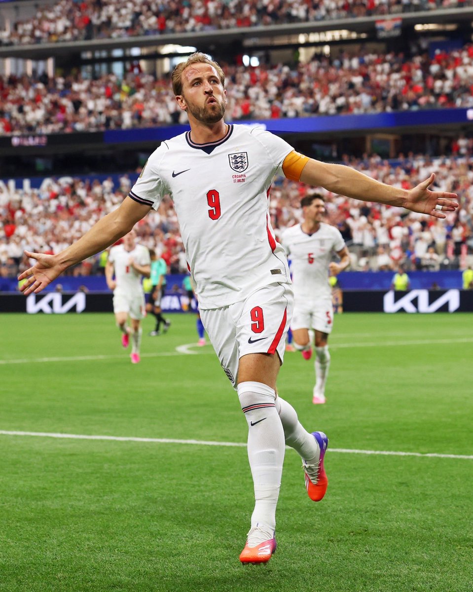 OffsideVibesHQ's tweet photo. 𝐆𝐨𝐥𝐝𝐞𝐧 𝐁𝐨𝐨𝐭 𝐑𝐚𝐜𝐞
🥇 Messi — 8 goals 🇦🇷
🥈 Mbappé — 7 goals 🇫🇷
🥈 Haaland — 7 goals 🇳🇴
4th Kane — 6 goals 🏴󠁧󠁢󠁥󠁮󠁧󠁿 
Four players. All are still in the tournament. All capable of winning it.
The greatest Golden Boot race in World Cup history. 🏆 
#WorldCup2026 #Football https://t.co/HXd0acpx2w