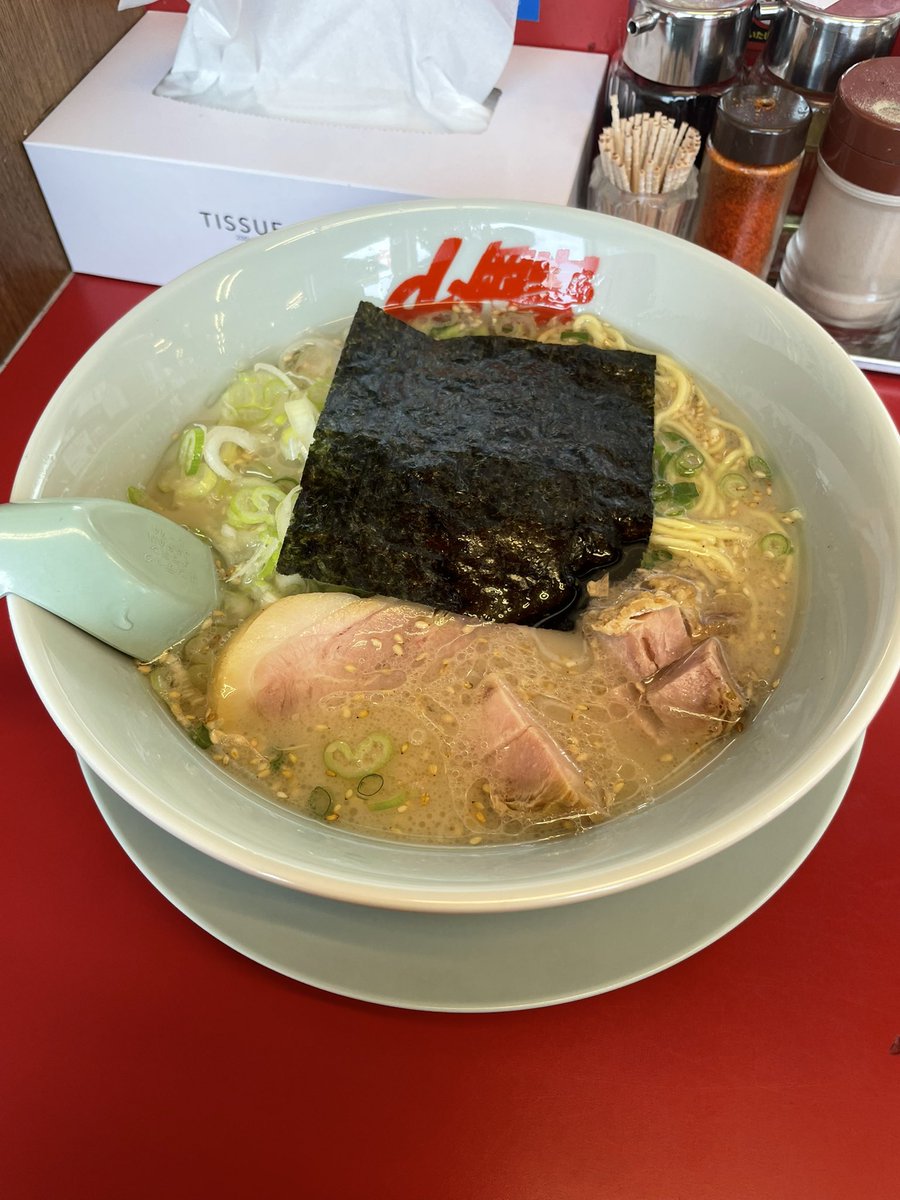 dark19751000's tweet photo. 山岡家さんにて🍜

朝ラーメン（並）
多め、梅ぬき
クーポン：薬味ネギ、コロチャー
頂きました✨

かなり久々の山岡家さん♪
朝ラーの時間帯だったのでチョイス✨

クーポンの使い方変わってた、券売機で使うスタイルになってる！

味は安定のやつで♪

いつもごちそうさま🙏

#山岡家 https://t.co/eUJompdxJo