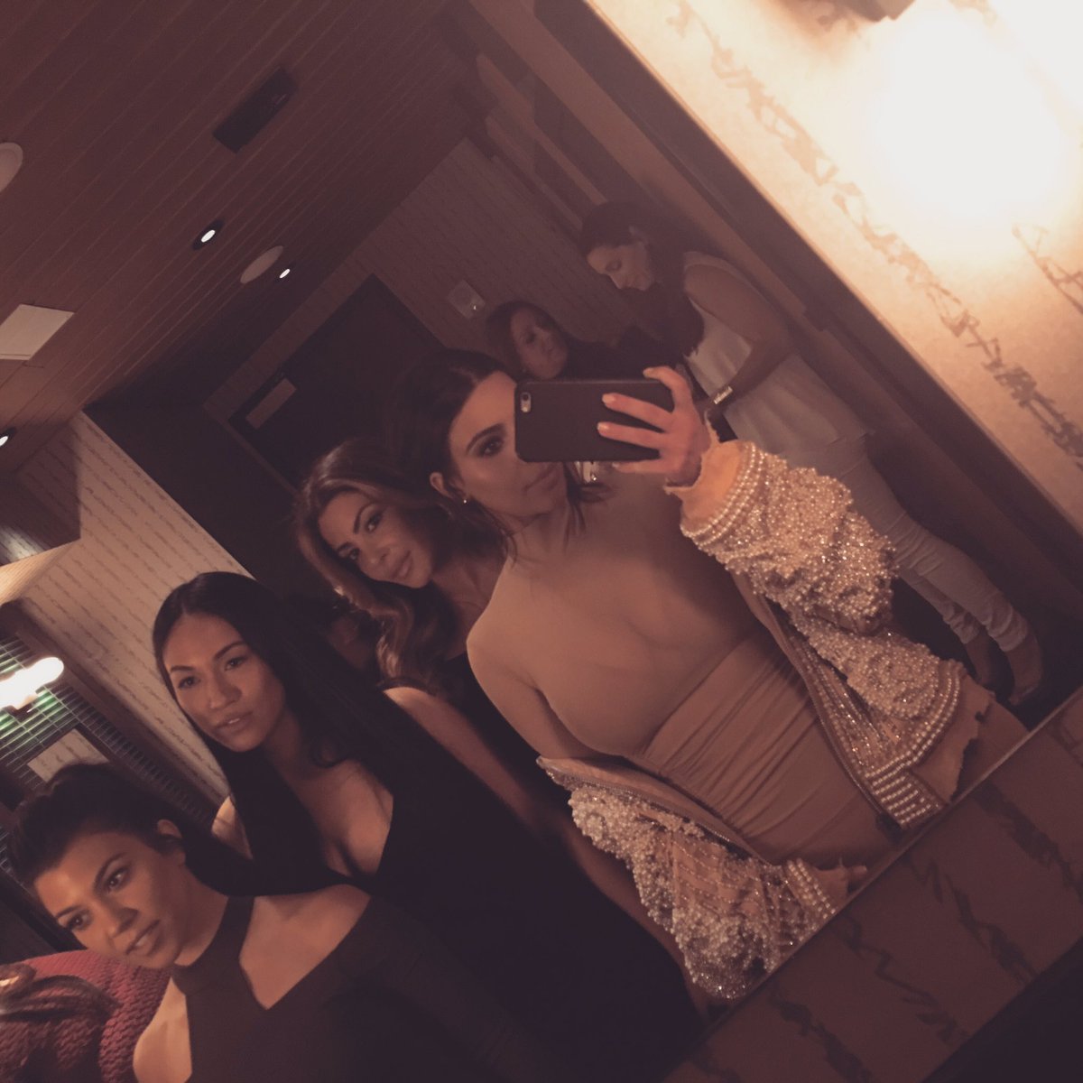 KimK3DSanctum2's tweet photo. bathroom break #GrootWedding #KimKardashian https://t.co/RBzIZ1zMw6