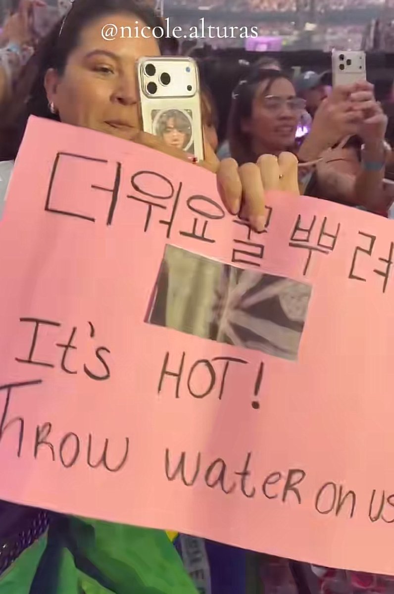 itssammy35's tweet photo. Army: IT’S HOT … THROW WATER ON US

Jin: OKAY https://t.co/lqESWdrCtd