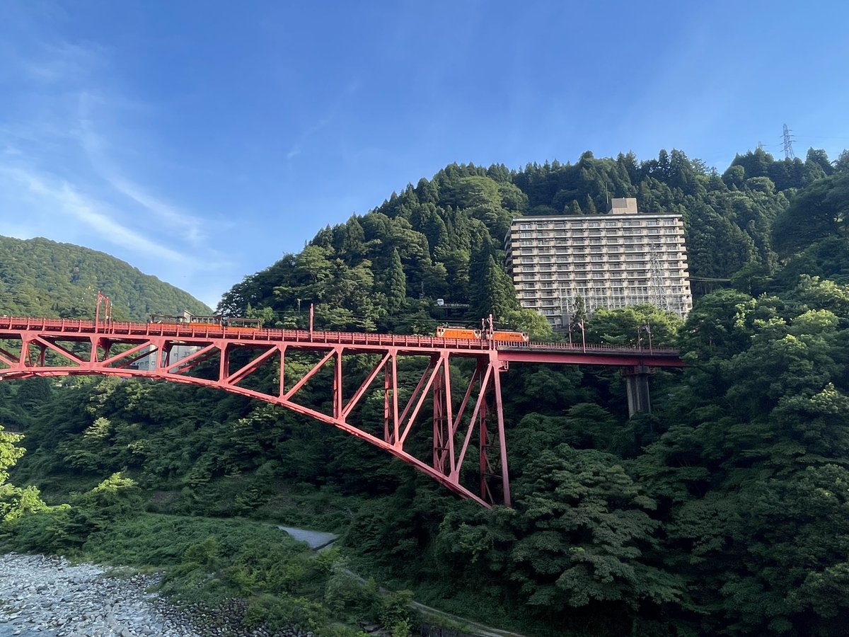 YKSaba0603's tweet photo. サマフェスついでに旅行へ。
今日は激務を終え、初の宇奈月！

アドベンチャー感あるし良い空気感…
遊歩道のトンネルはディズニーのアトラクション待ちしてる通路にそっくり。
冷んやりしてて良い場所や。 https://t.co/xEAOHSfsuW