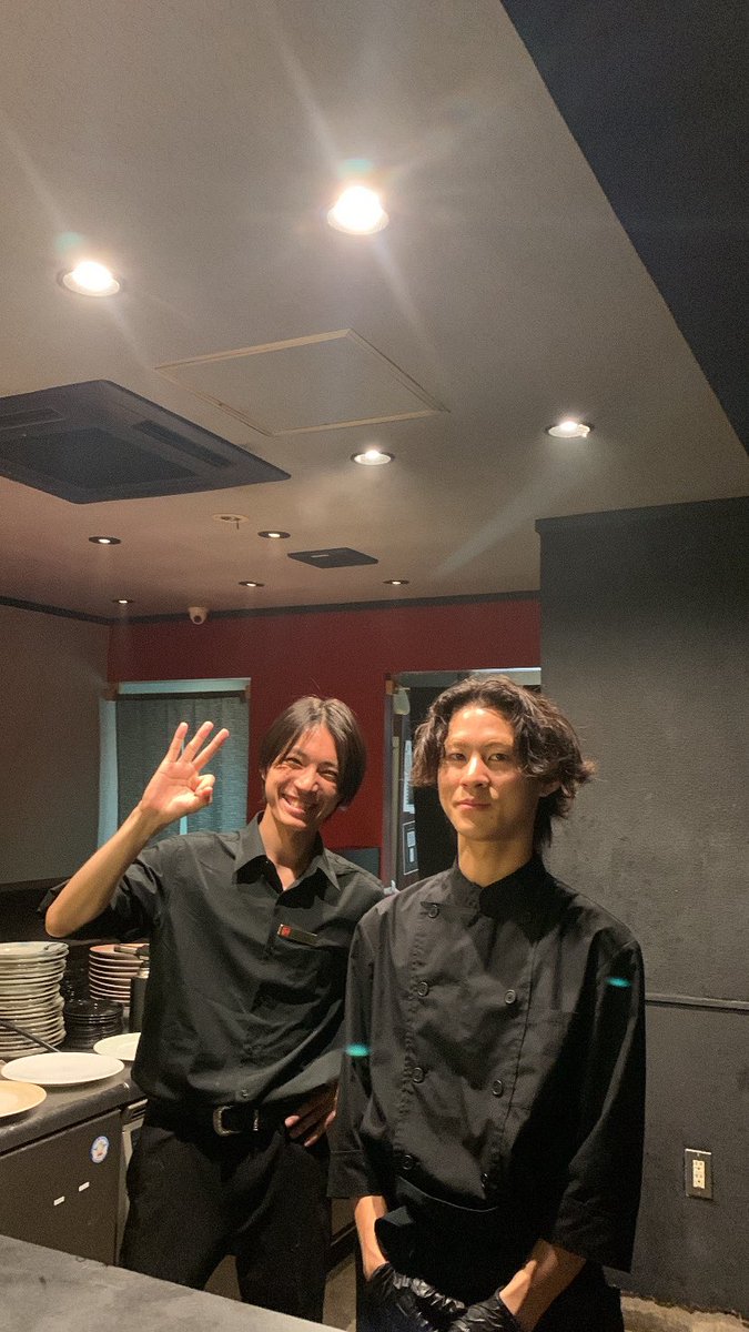 ybredave's tweet photo. wallahi makan disini chef nya ganteng ganteng cok (not gay) https://t.co/LwviZOufb9