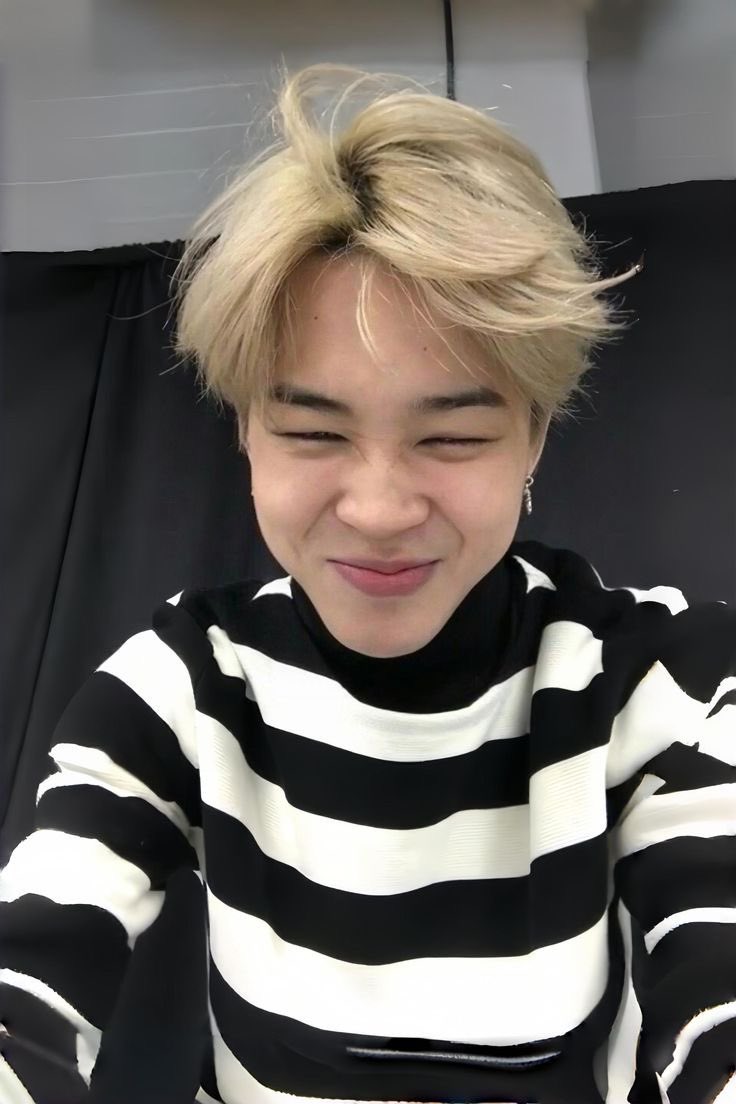 usernamevv_08's tweet photo. Au donde Yoongi es padre soltero tiene una vida tranquila solo se concentra en el, su hija y su pequeño gato rescatado por su hija.

Pero la vida le puso la ultima pieza que les faltaba en esa pequeña familia.🧡🩵

#yoonmin #viral #yoongi #jimin https://t.co/kbYsdf29Ex