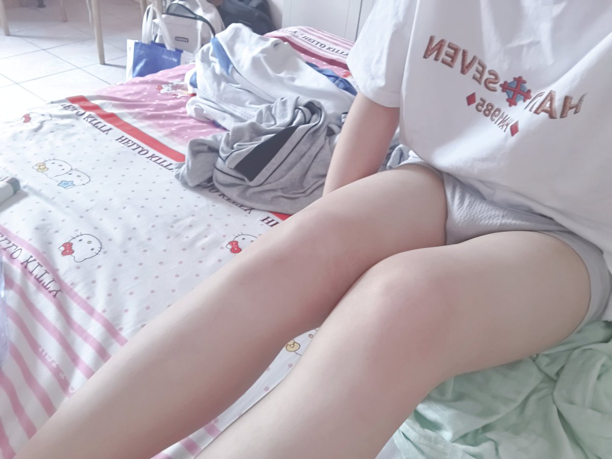 weiming0412's tweet photo. 盯着我看干嘛?已经替你们尝过了（之前拍滴）🤔
#正太 #正太脚丫 #脚 #正太脚 #正太弟弟 #玉足 #jiojio #足 #舔��� #可爱的男孩子 #腿 #弟弟 https://t.co/u16qgR2GFI