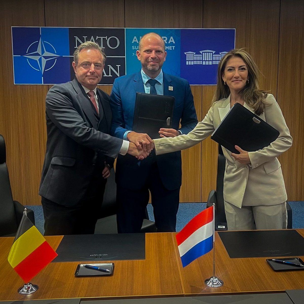 FranckenTheo's tweet photo. At Ankara's NATO Summit, Belgium joins the Netherlands in building a shared air defence architecture for the Benelux. Belgium will acquire 10 NASAMS, 20 SkyRanger 30 systems, 14 GM200 radars and IVECO trucks. 

A major order (worth more than 3 billion euro) that will strengthen our collective security, while creating high-value industrial opportunities for Belgian and Dutch companies. 

Thank you, @DilanYesilgoz !