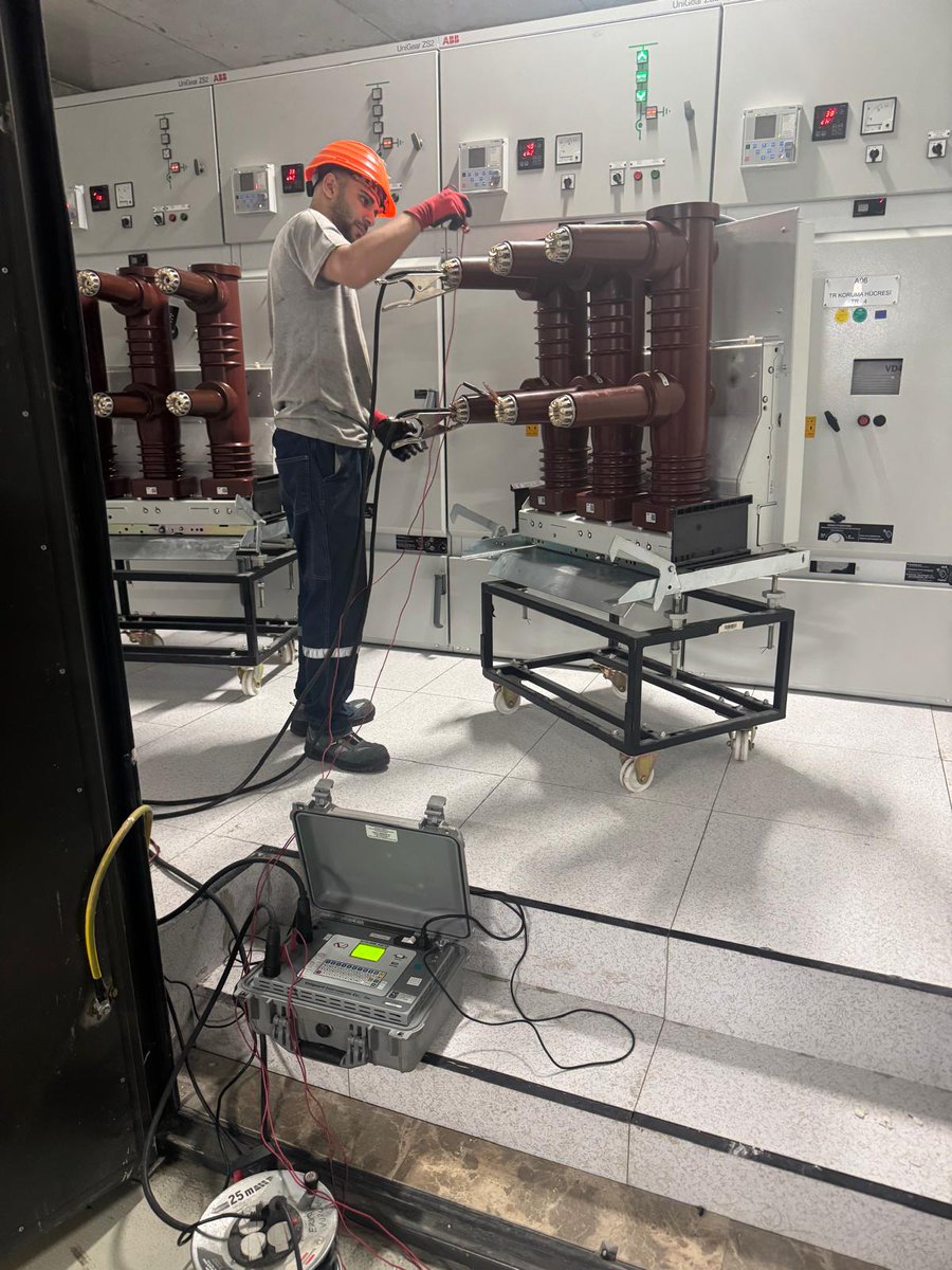 Trafo_Test's tweet photo. 💪Hücre bakımlarımız tüm hızıyla devam ediyor.🧿🧿🧿#TrafoBakımı #EnerjiVerimliliği #ElektrikBakım #TeknikEkip #sahacalismasi https://t.co/jqoWVTzJ6z