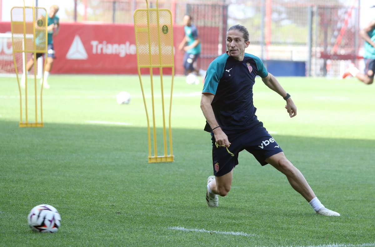 VSeiller's tweet photo. Première séance sur le terrain pour les joueurs de l'AS Monaco, ce mercredi matin à La Turbie. Et donc premier entraînement dirigé par le nouveau coach, Filipe Luis, qui n'hésite pas à s'impliquer dans les exercices #ASM @Nice_Matin https://t.co/9iirx33r9r